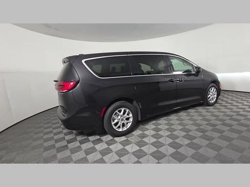 Used 2023 Chrysler Pacifica Touring-L FWD image 39
