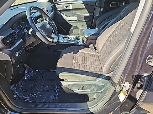 Used 2020 Ford Explorer XLT w/ Comfort Package image 2