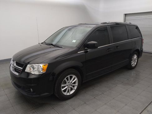 Used 2019 Dodge Grand Caravan SXT w/ Driver Convenience Group FWD image 2