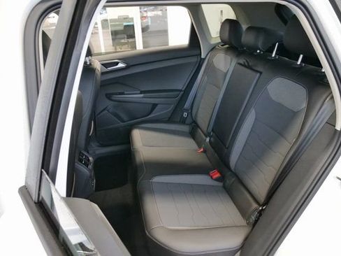 New 2026 Volkswagen Taos SE image 12