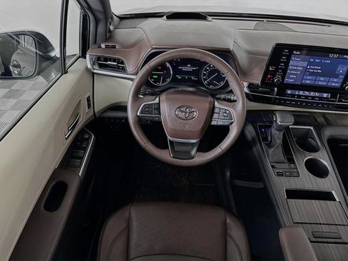 Certified 2024 Toyota Sienna Platinum image 27