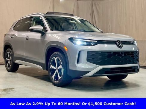Certified 2025 Volkswagen Tiguan SE AWD/4WD image 1