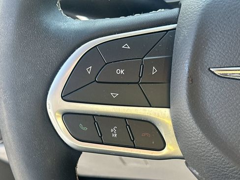Used 2023 Chrysler Pacifica Touring-L FWD image 23