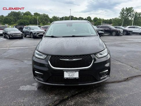 Used 2024 Chrysler Pacifica Touring-L FWD image 11