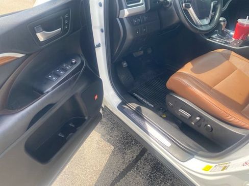 Used 2018 Toyota Highlander Limited w/ Protection Package #3 AWD/4WD image 11