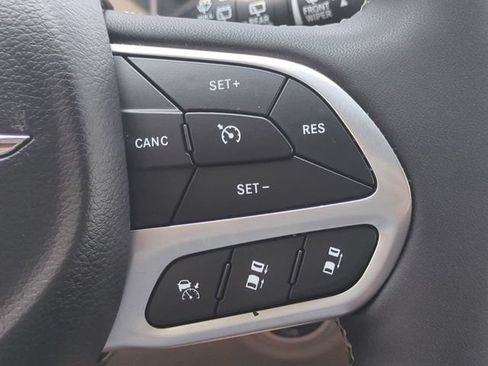 Used 2024 Chrysler Pacifica Touring-L FWD image 25
