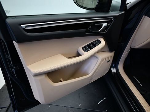 Certified 2023 Porsche Macan AWD/4WD image 4