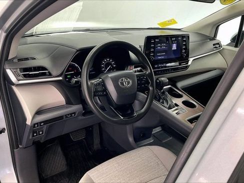 Used 2022 Toyota Sienna LE AWD/4WD image 14