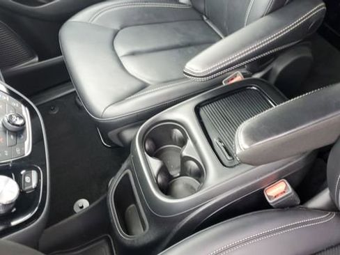 Used 2023 Chrysler Pacifica Touring-L w/ S Appearance Package image 18