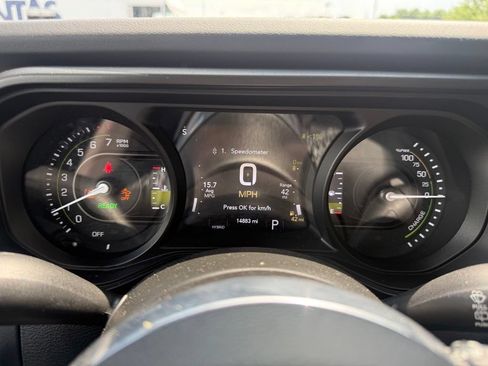 Used 2025 Jeep Wrangler Unlimited Sahara AWD/4WD image 24