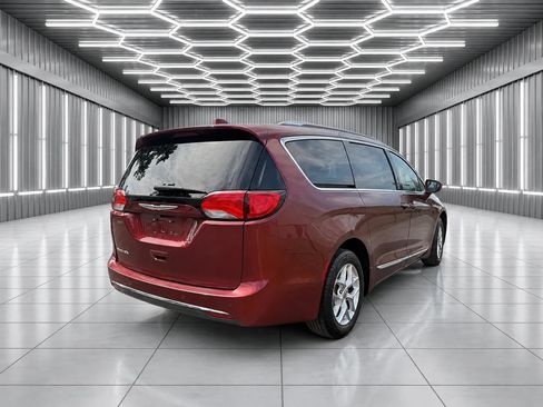 Used 2020 Chrysler Pacifica Touring-L w/ Tire & Wheel Group FWD image 4