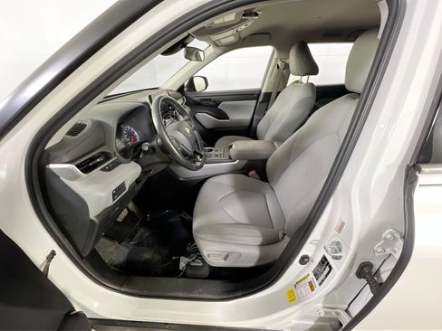 Used 2020 Toyota Highlander LE image 19