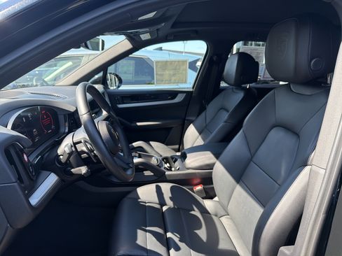 Used 2024 Porsche Cayenne AWD/4WD image 8