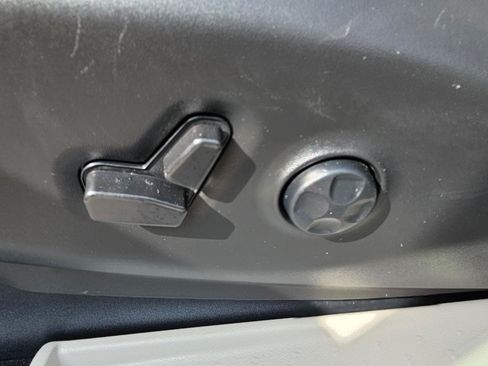 Used 2023 Chrysler Pacifica Touring-L FWD image 31