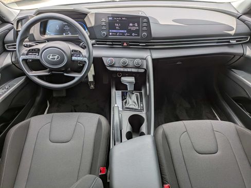 Used 2025 Hyundai Elantra SE FWD image 15