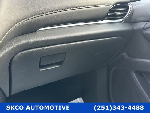 Used 2021 Chevrolet Traverse LT image 24