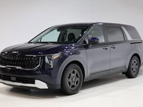 Used 2025 Kia Carnival FWD image 3