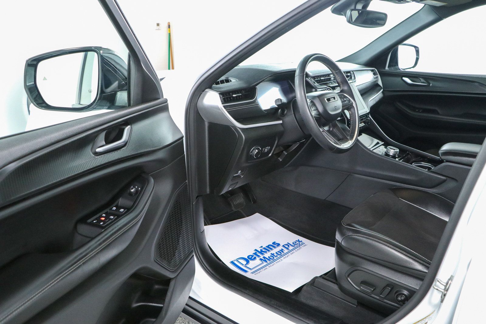 Used 2023 Jeep Grand Cherokee L Laredo AWD/4WD image 3