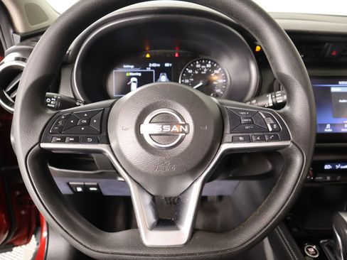 Used 2022 Nissan Kicks SV image 3