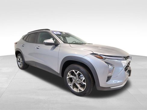 Used 2025 Chevrolet Trax LT FWD image 6