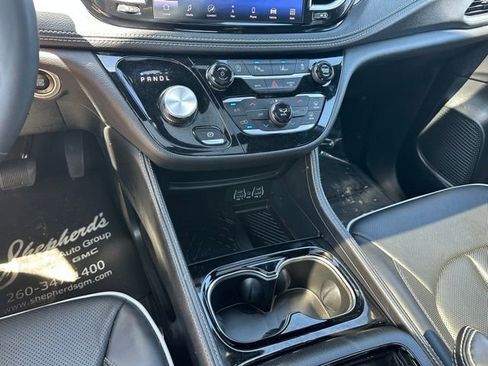 Used 2025 Chrysler Pacifica Limited FWD image 24