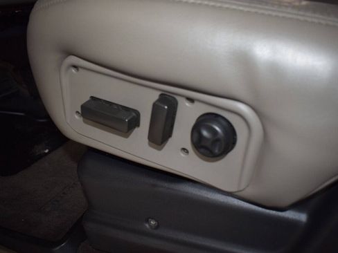 Used 2003 HUMMER H2 w/ Preferred Equipment Group AWD/4WD image 32