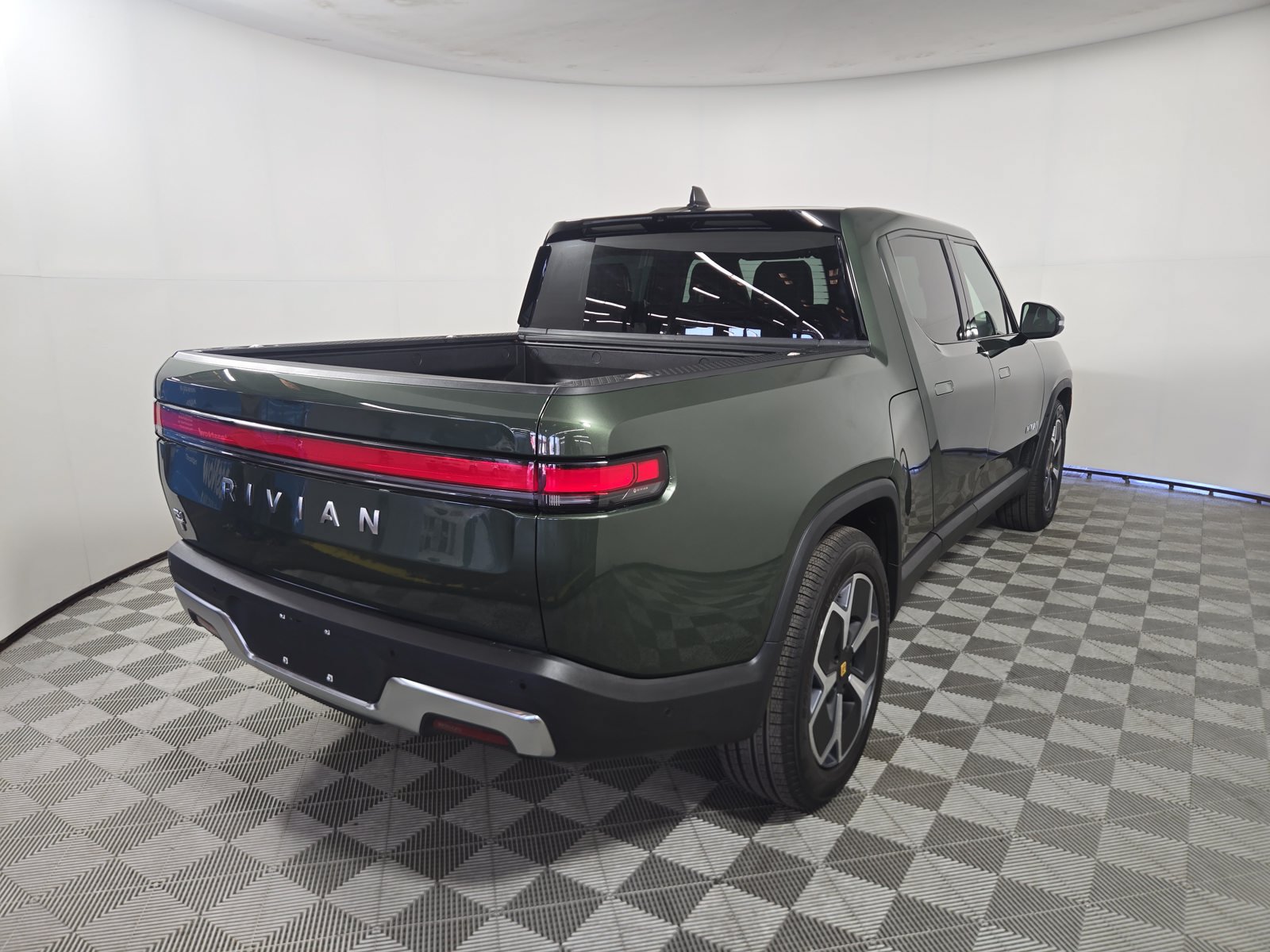 Used 2024 Rivian R1T Adventure Dual AWD/4WD image 5