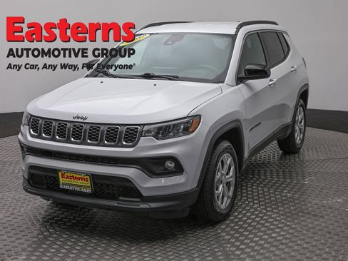 Used 2024 Jeep Compass Latitude AWD/4WD image 1