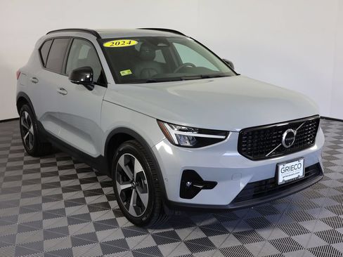 Used 2024 Volvo XC40 B5 Plus AWD/4WD image 1