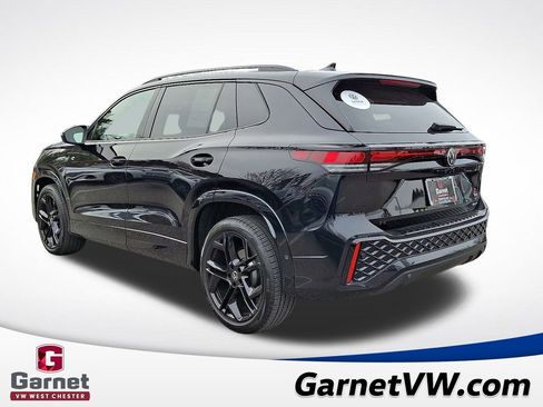 Certified 2025 Volkswagen Tiguan SE R-Line image 4