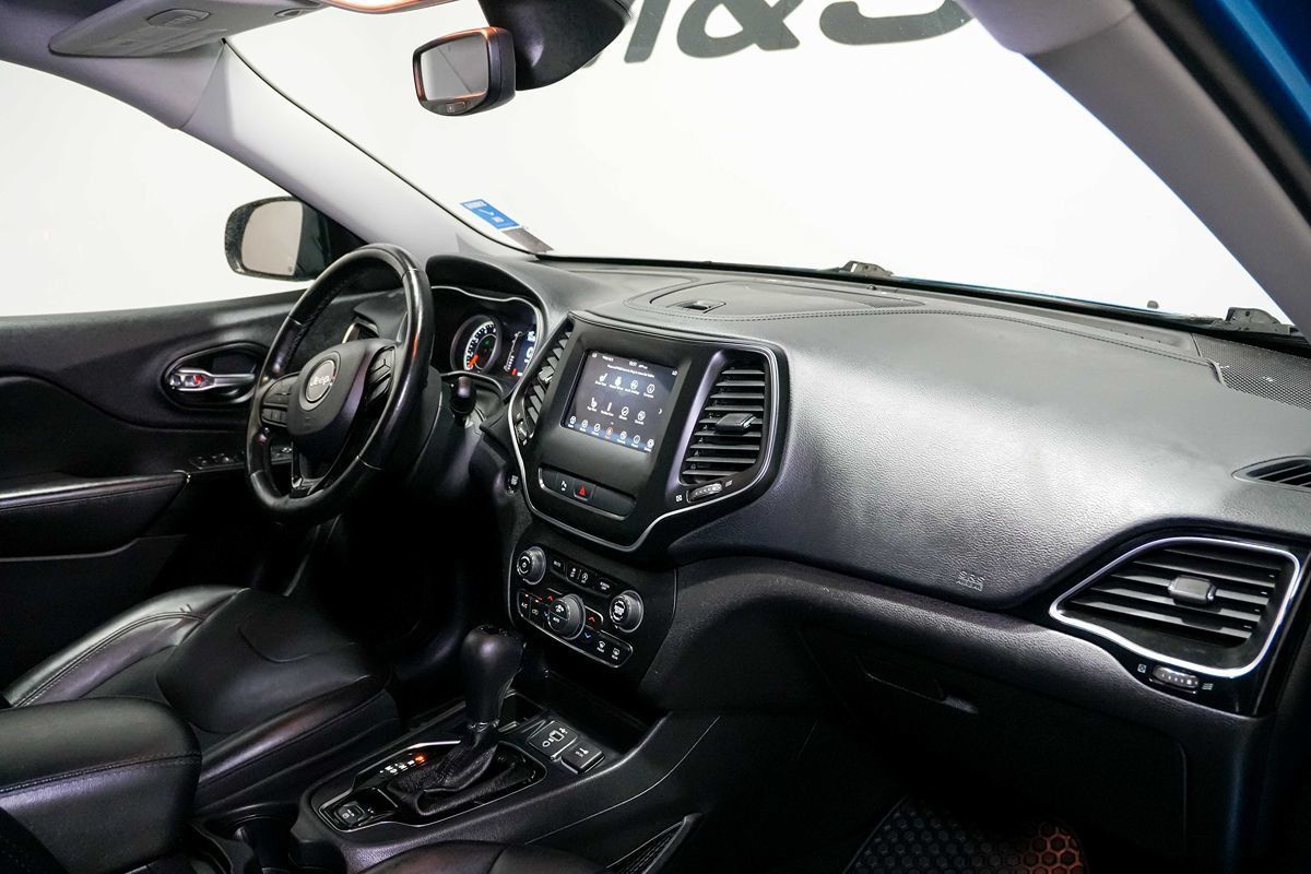 Used 2020 Jeep Cherokee Latitude Plus FWD image 18