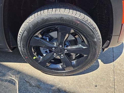 Used 2025 Jeep Grand Cherokee L Limited w/ Luxury Tech Group II image 26