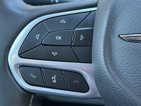 Used 2024 Chrysler Pacifica Limited FWD image 28