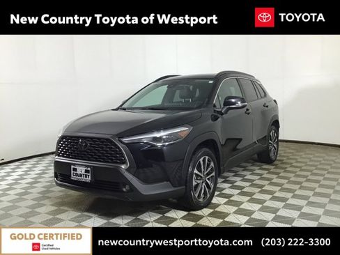 Used 2022 Toyota Corolla Cross XLE image 3