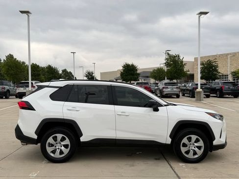 Used 2021 Toyota RAV4 LE FWD image 5