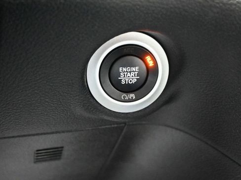 Used 2024 Chrysler Pacifica Limited FWD image 25
