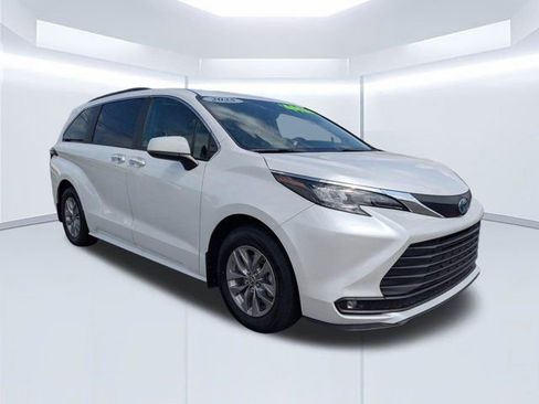 Used 2025 Toyota Sienna XLE w/ XLE Plus Package FWD image 2