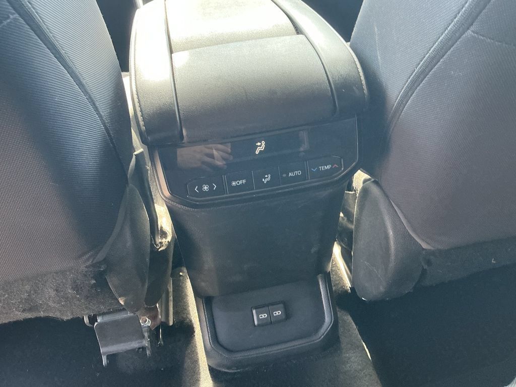 Used 2022 Toyota Highlander LE AWD/4WD image 31