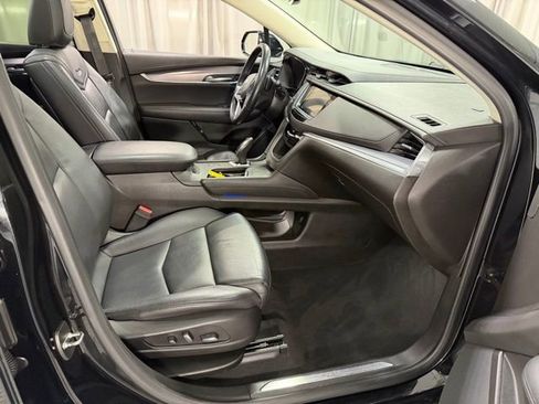 Used 2019 Cadillac XT5 Luxury w/ LPO, Black Ice Package AWD/4WD image 7
