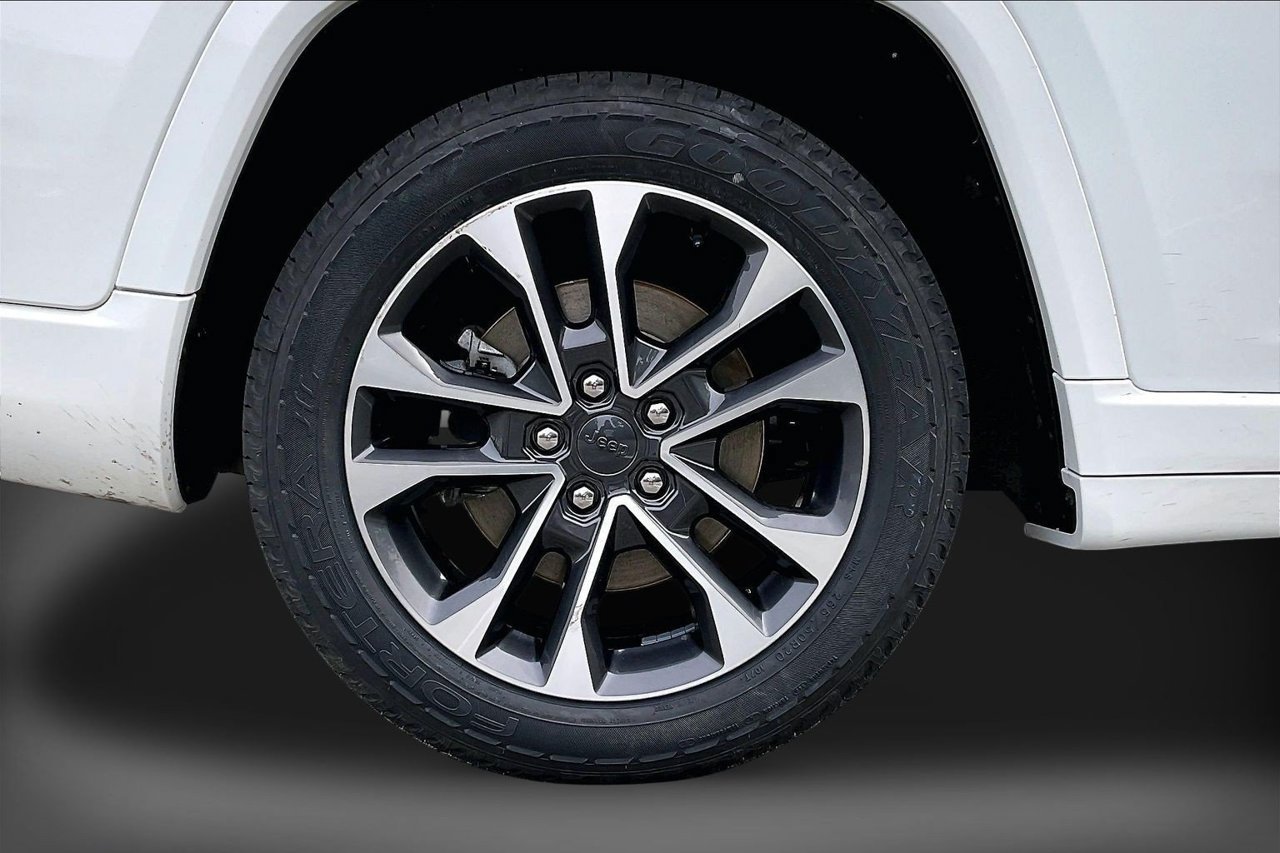 Certified 2023 Jeep Grand Cherokee L Overland AWD/4WD image 38