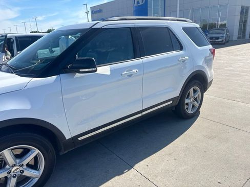 Used 2017 Ford Explorer XLT w/ Equipment Group 202A AWD/4WD image 2