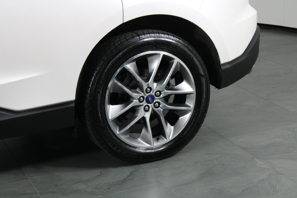Used 2018 Ford Edge Titanium w/ Equipment Group 301A AWD/4WD image 14