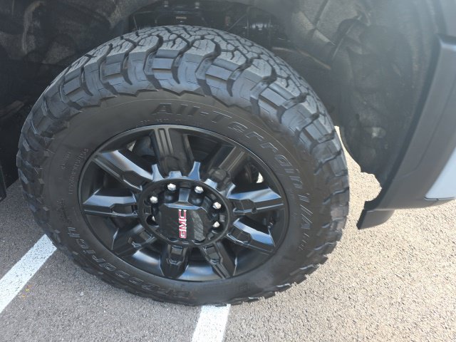 Used 2025 GMC Sierra 2500 AT4 w/ AT4 Premium Plus Package AWD/4WD image 4