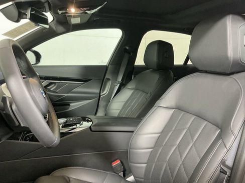 Certified 2025 BMW 530i w/ Premium Package image 23