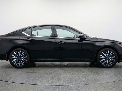 Used 2025 Nissan Altima 2.5 SV FWD image 11