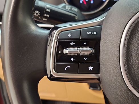 Used 2024 Kia Carnival LX FWD image 11