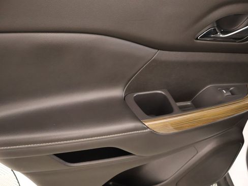 Used 2022 GMC Acadia SLE image 16