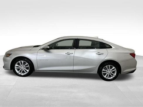 Used 2018 Chevrolet Malibu LT w/ Driver Confidence Package FWD image 2