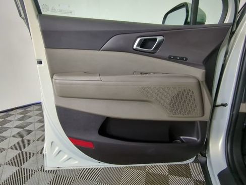 Used 2025 Kia Carnival EX FWD image 30