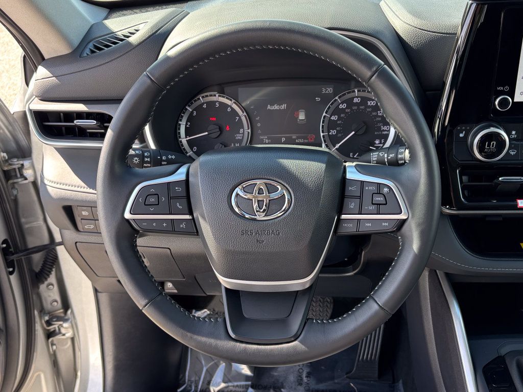 Used 2025 Toyota Highlander XLE AWD/4WD image 28